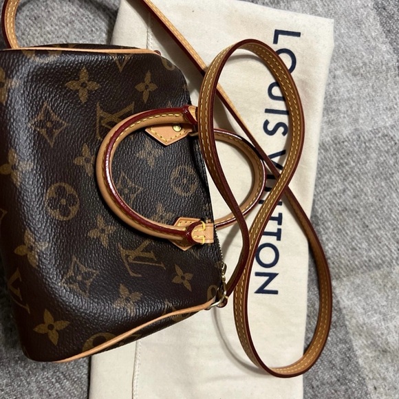Louis Vuitton Mini Brown Monogram Bag

Speedy Nano! - Picture 3 of 10
